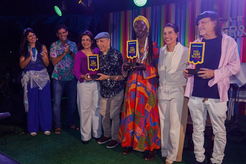 Homenageados do Carnaval 2024 recebem troféus em Pernambuco