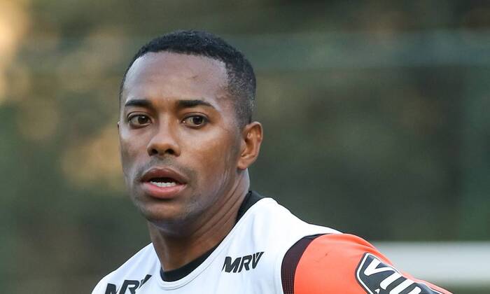 Condenado por estupro coletivo, Robinho manda mensagem para Daniel Alves