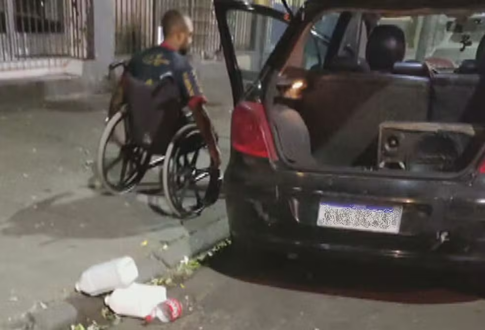 Homem sem as duas pernas é flagrado dirigindo com auxílio de cabo de vassoura