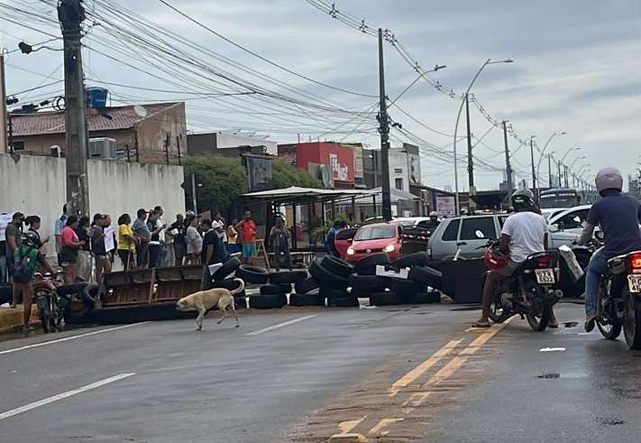 Petrolina (PE): Moradores dos condomínios Vila Real e Vila Verde realizam protesto e interditam Estrada da Banana