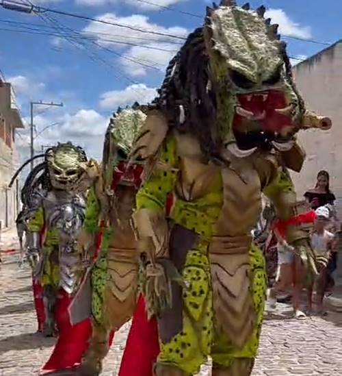 Tradicional desfile dos Caretas é diversão garantida em comunidade de Casa Nova