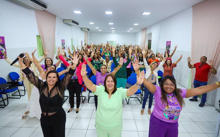 Encerrando Mês da Mulher, Suzana confraterniza com servidoras municipais de Juazeiro