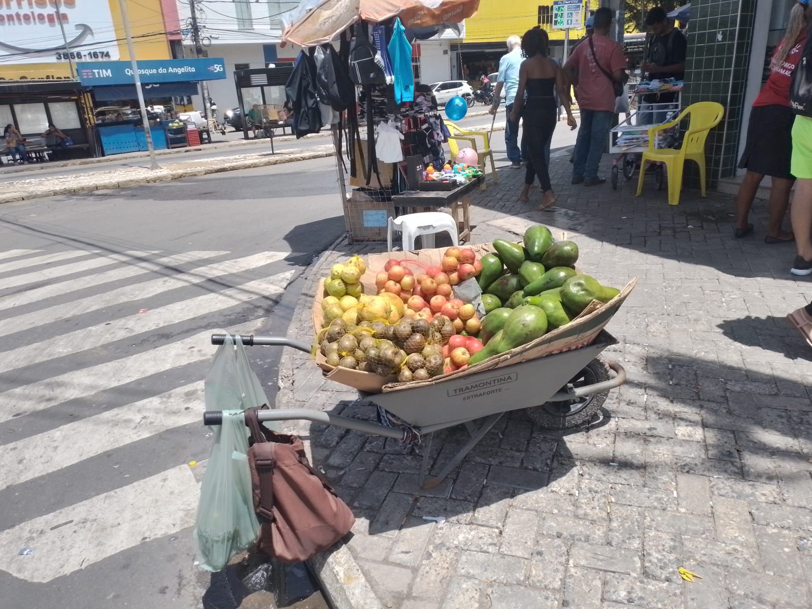 Ambulantes são orientados sobre a comercialização de frutas e verduras nas calçadas — Blog Edenevaldo Alves