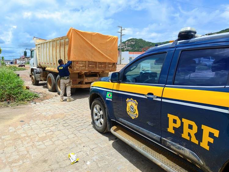 Carga irregular de minério de ferro é apreendida pela PRF em Salgueiro