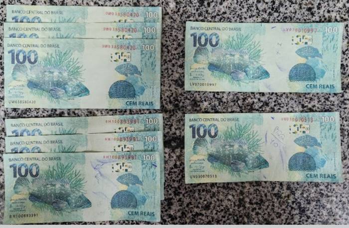 PF-PE prende universitária por uso de notas falsas