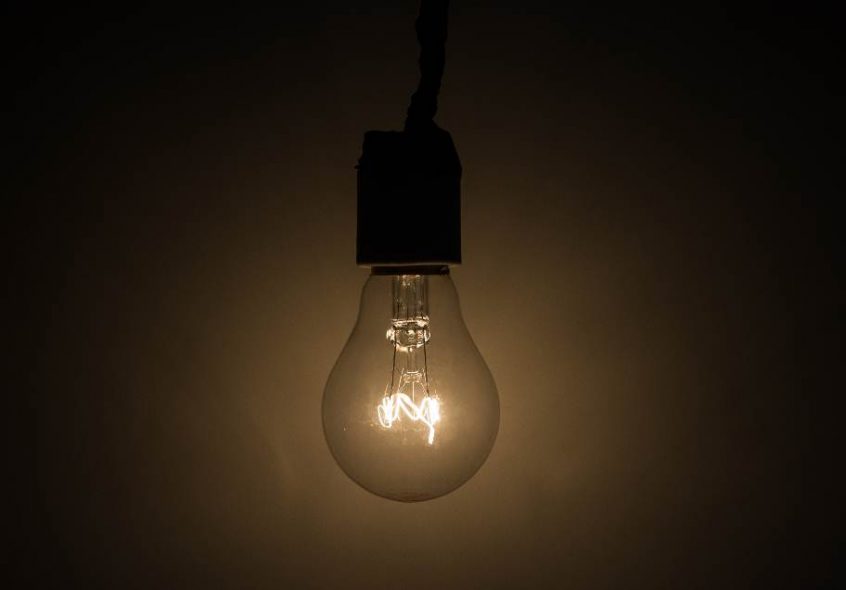 Rua na Vila Eduardo sofre sem energia há mais de 60 horas, dizem moradores