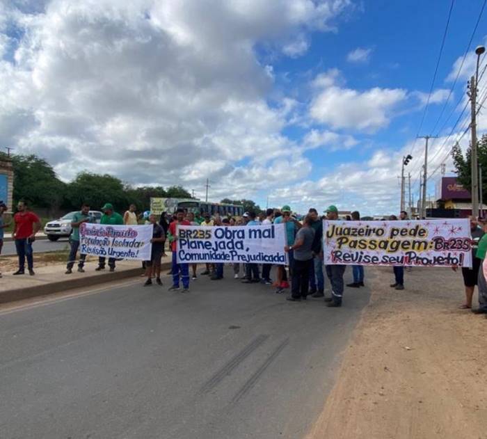 Moradores e comerciantes do bairro Piranga interditam trecho da BR-235