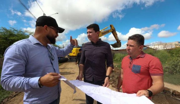 Simão Durando acompanha início das obras de drenagem no Dom Avelar em Petrolina (PE)