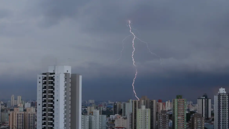 Cerca de 4 mil raios atingiram Petrolina nos quatro primeiros meses do ano