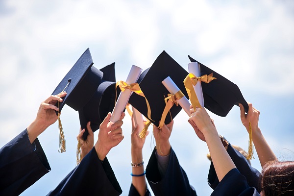Nova lei para pais e mães estudantes concluírem o ensino superior entra em vigor; entenda — Blog Edenevaldo Alves