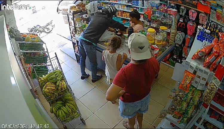 Bandido rouba mercadinho no Henrique Leite e deixa proprietária e clientes sem ação
