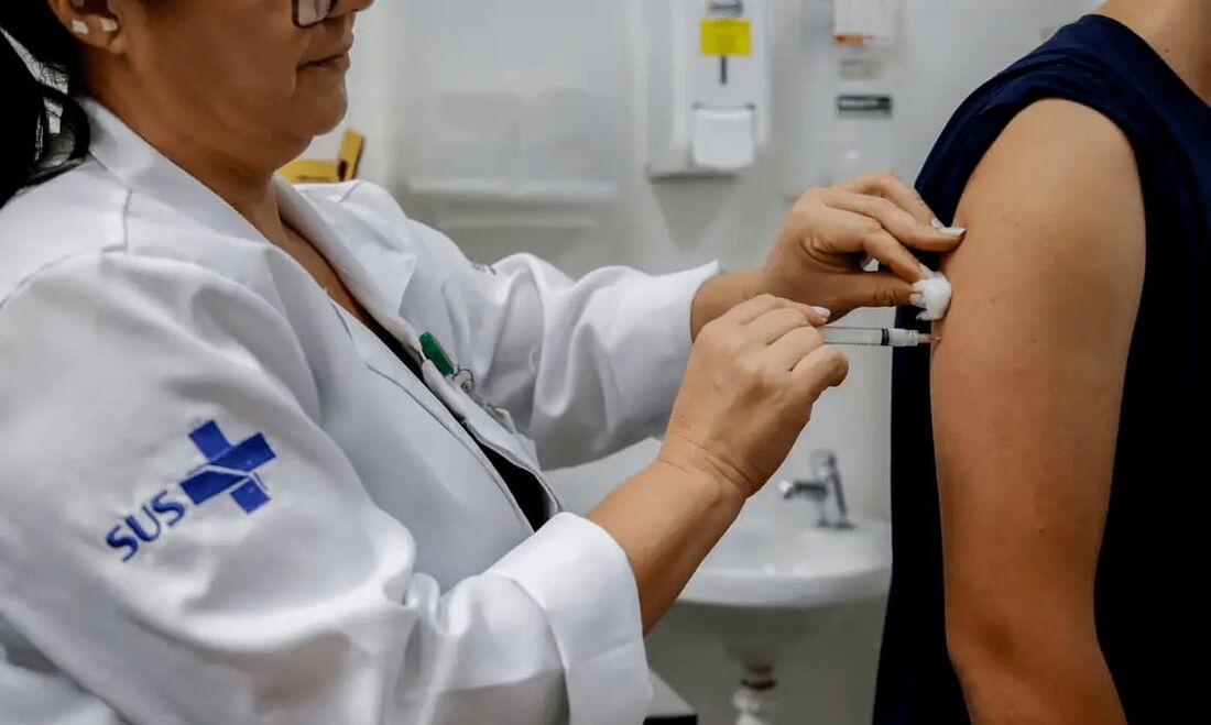 Investimento em vacinas pode reduzir uso de antibióticos em 22%, diz OMS