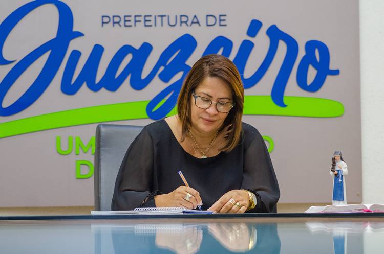Ex-prefeita de Juazeiro rebate fake news sobre suposto recebimento de rescisão