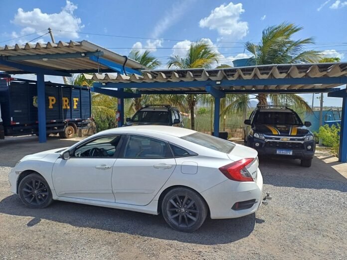 Carro roubado transportado em caminhão cegonha é recuperado pela PRF em Serra Talhada (PE)