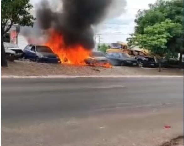 Jovens que atearam fogo em veículos em frente à delegacia de Araripina (PE) são soltos em audiência de custódia