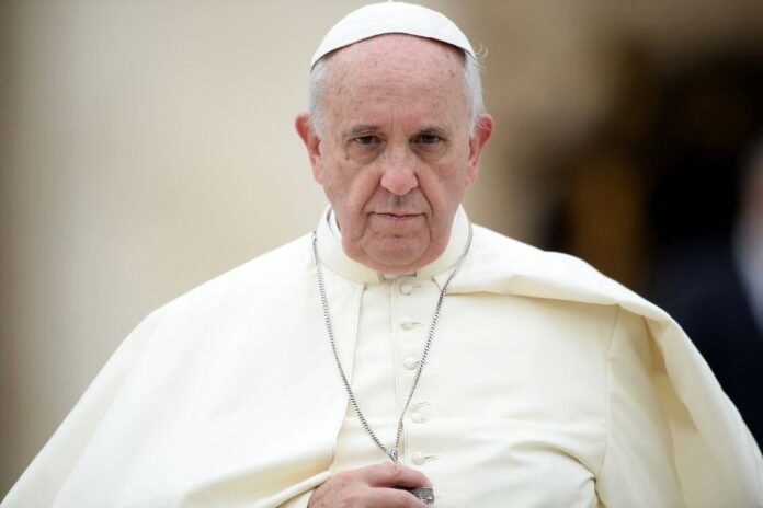 Hospitalizado, Francisco completa 12 anos como papa com futuro incerto