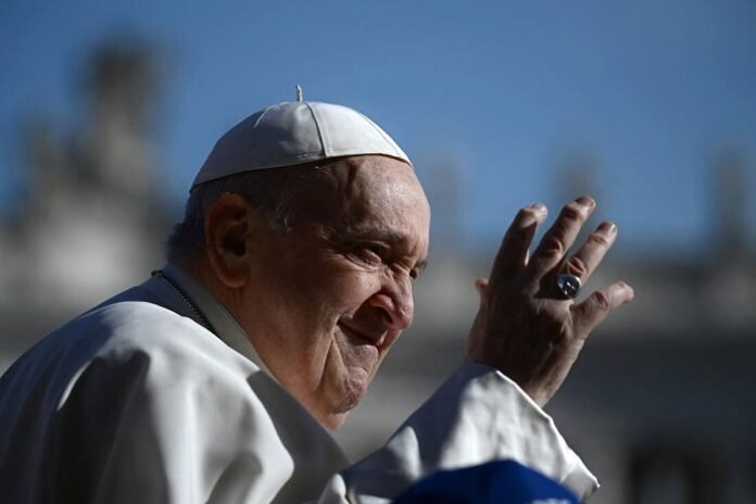 Papa Francisco receberá alta hospitalar neste domingo (23)