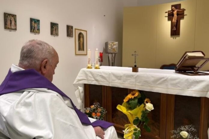 Vaticano divulga primeira imagem do papa Francisco no hospital