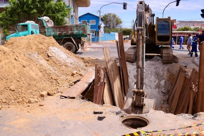 Obra de drenagem interdita duas vias na Avenida Adolfo Viana em Juazeiro (BA)