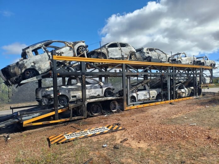 Caminhão-cegonha pega fogo em Cabrobó (PE) e 11 veículos são consumidos pelas chamas