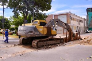 Intervenção em drenagem interdita vias importantes no bairro Maria Goretti, em Juazeiro