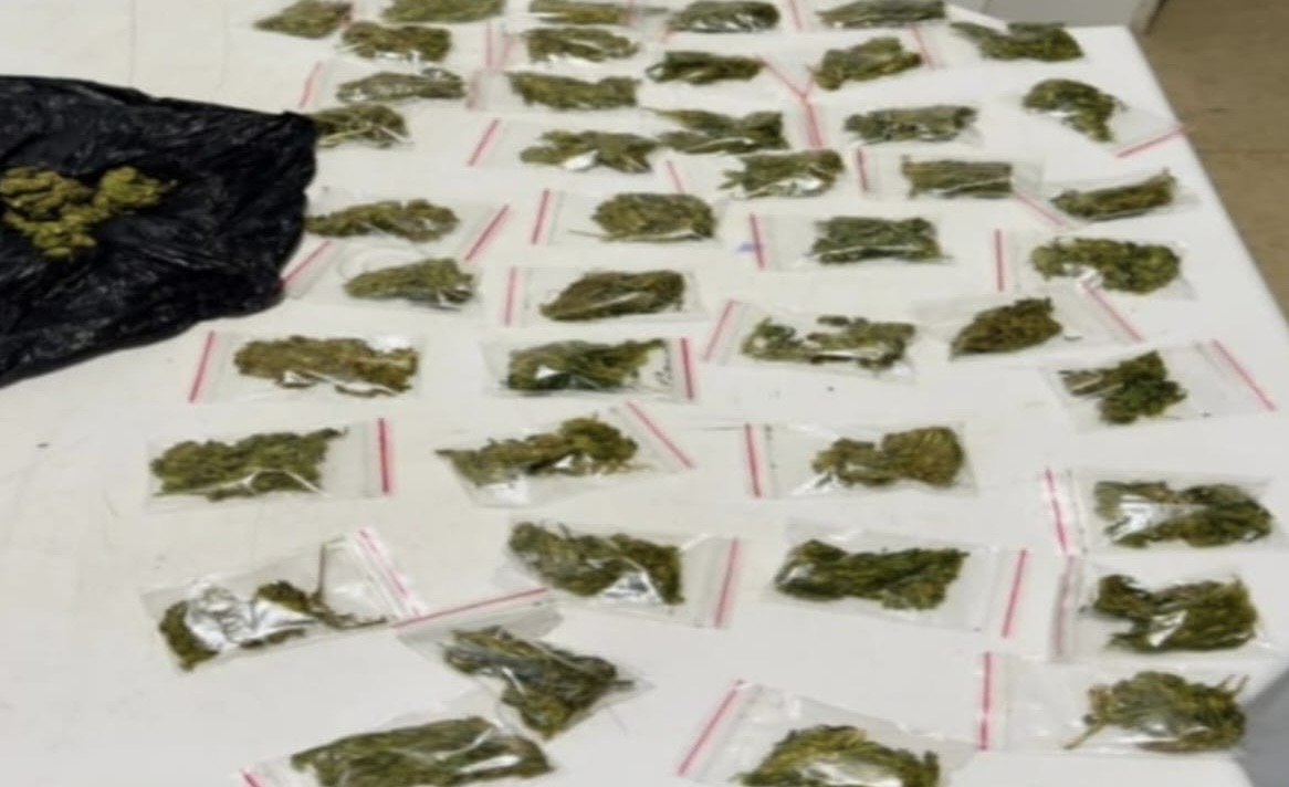 Suspeitos fogem e abandonam sacola com drogas no José e Maria