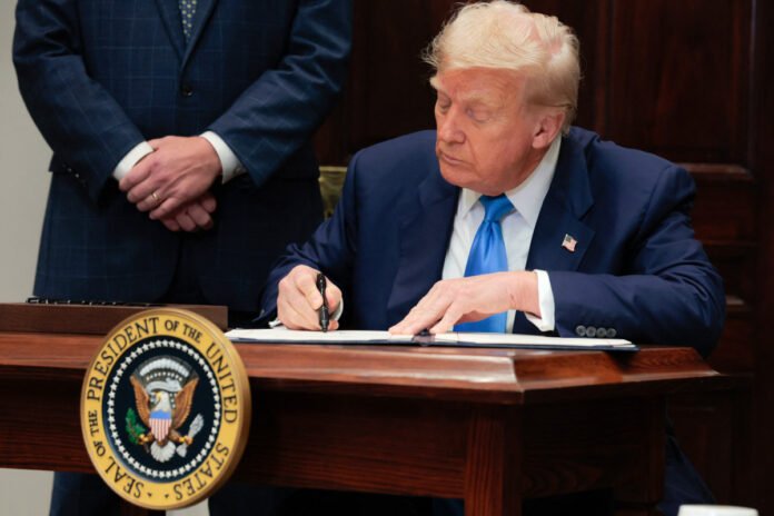 Trump assina decreto que oficializa tarifas de 50% ao Brasil