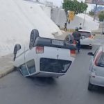 Carro capota no centro de Juazeiro após problemas mecânicos