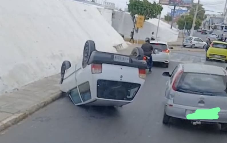 Carro capota no centro de Juazeiro após problemas mecânicos