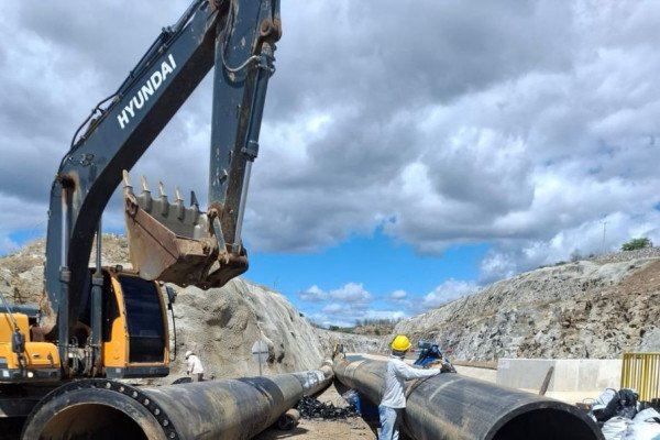 Compesa implanta sistema de R$ 3,6 milhões para bombear água para municípios do Sertão