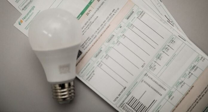Bandeira vermelha: Aneel reduz adicional na conta de luz para outubro
