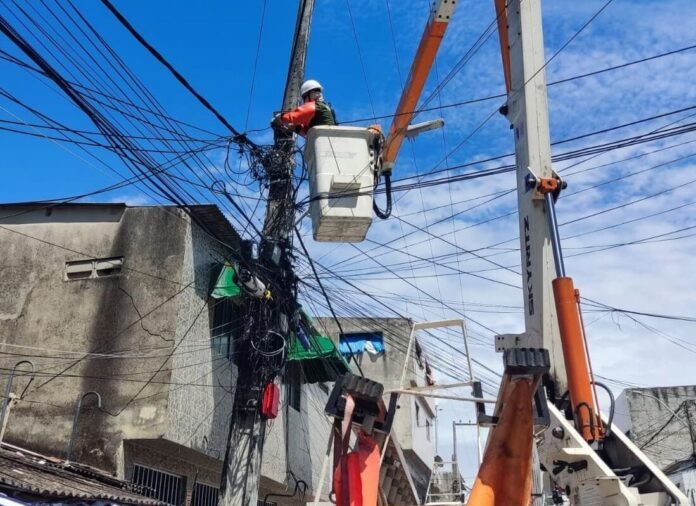 Mesmo anunciando desligamento de energia em cinco bairros de Petrolina (PE), Neoenergia diz que fez serviço sem precisar suspendê-la