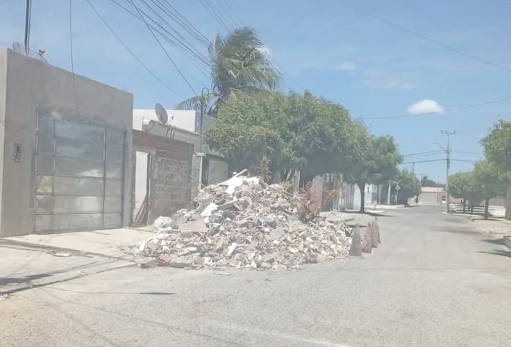 Moradores relatam entulho ocupando parte da rua no bairro Alto do Cocar