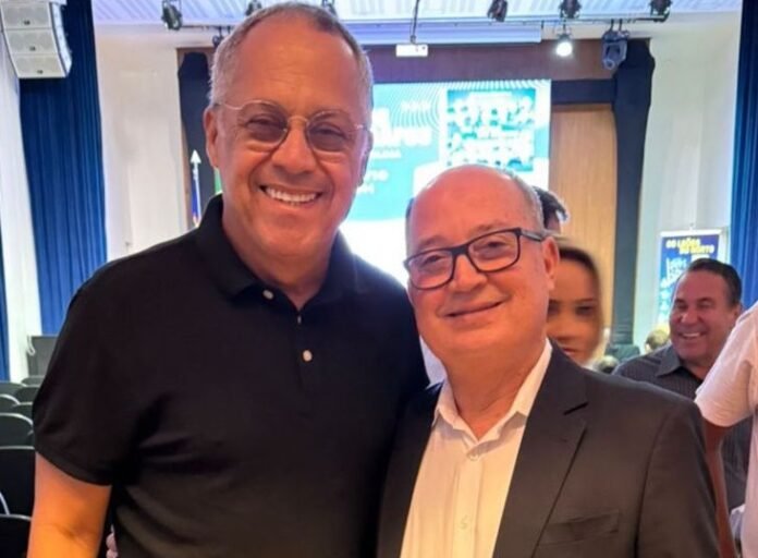 Edenevaldo Alves prestigia o jornalista Magno Martins no lançamento do seu livro “Leões do Norte “