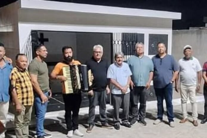 Prefeito de Belo Jardim (PE) inaugura o seu próprio túmulo em cemitério municipal
