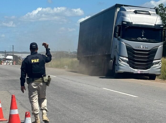 PRF promove Comando de Saúde para caminhoneiros na BR-316, em Ouricuri (PE)