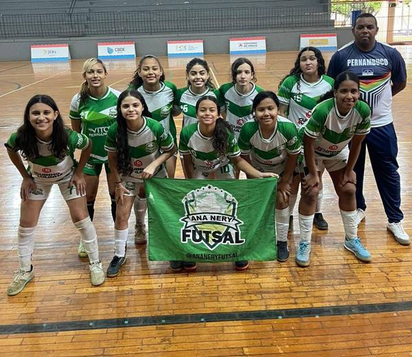 Sub-14 feminino de futsal do Colégio Ana Nery encerra JEB com goleada