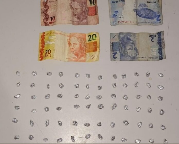 Adolescente é flagrada com 72 pedras de crack em Juazeiro (BA)