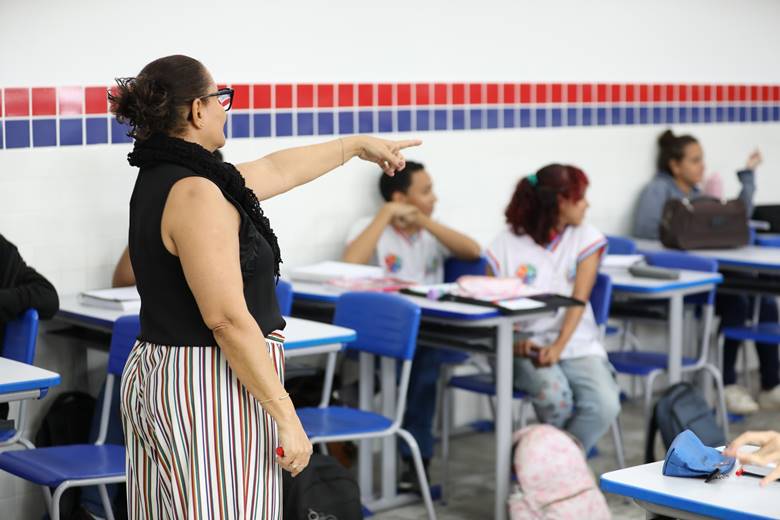 BA antecipa pagamento do 13º e da folha de novembro para servidores da Educação BA antecipa pagamento do 13º e da folha de novembro para servidores da Educação
