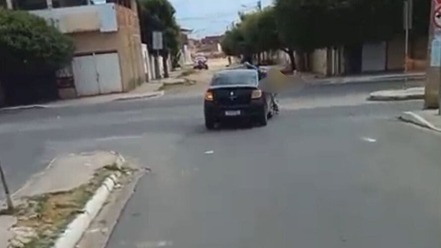 Motorista atropela motociclista e foge do local Motorista atropela motociclista e foge do local