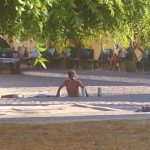 Moradores flagram homem tomando banho em bueiro no Vila Eduardo