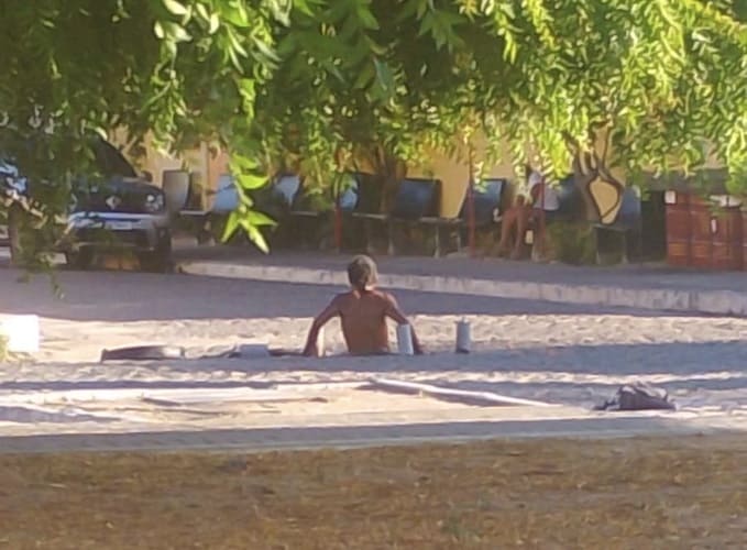 Moradores flagram homem tomando banho em bueiro no Vila Eduardo