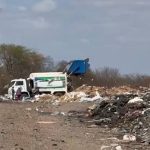 Carro do lixo de Afrânio é visto descartando materiais em Paulistana