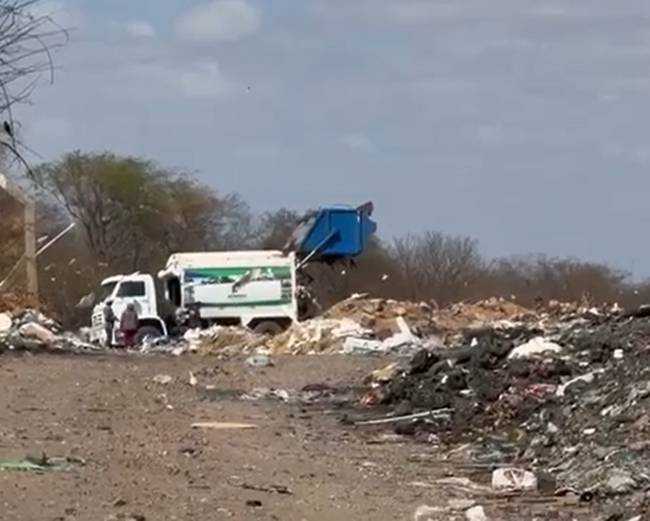 Carro do lixo de Afrânio é visto descartando materiais em Paulistana Carro do lixo de Afrânio é visto descartando materiais em Paulistana