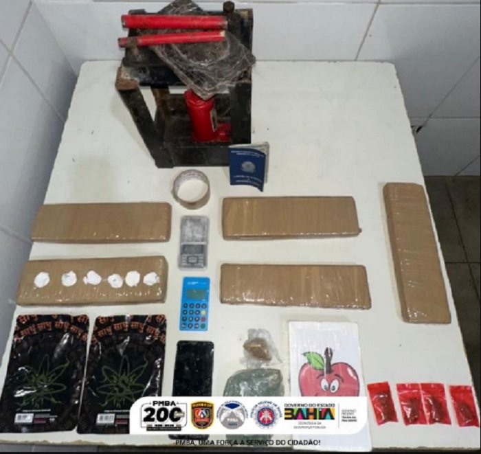 Polícia prende homem com maconha, crack e cocaína em Juazeiro (BA) Polícia prende homem com maconha, crack e cocaína em Juazeiro (BA)
