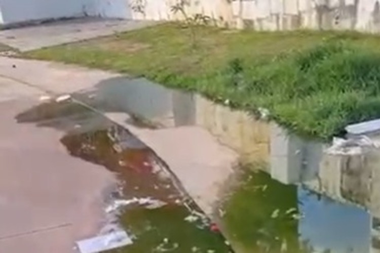 Esgoto escorrendo na Orla preocupa moradores de Petrolina