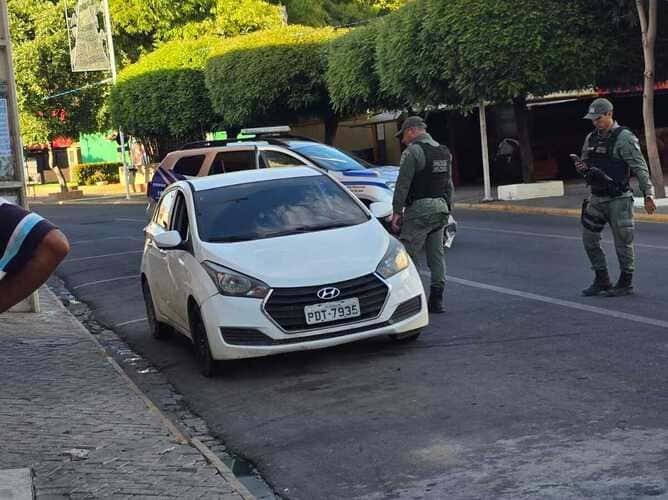 Homem é assassinado a tiros dentro de carro no Bambuzinho, em Petrolina