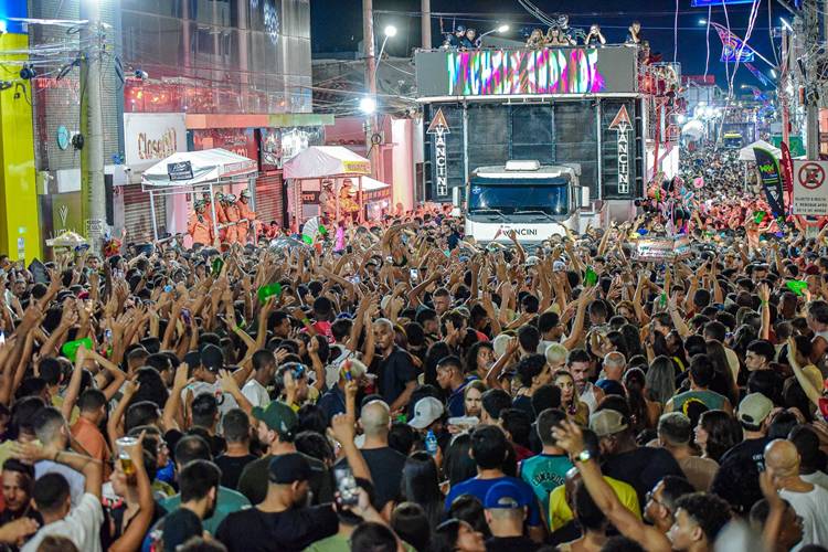 Multidão no Circuito Ivete Sangalo, diversidade musical na Orla 2: Carnaval começa com tudo Multidão no Circuito Ivete Sangalo, diversidade musical na Orla 2: Carnaval começa com tudo