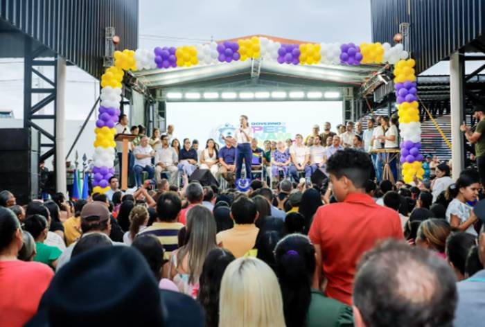 Raquel anuncia recapeamento de vias e entrega de trator em Custódia