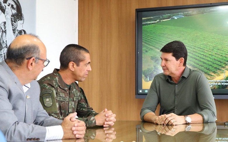 Simão Durando recebe novo comandante do Exército na região